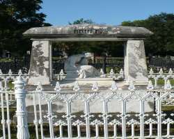 There are many notable monuments in the cemetery including the Rouse monument, the Pomeroy family mausoleum, and many more.